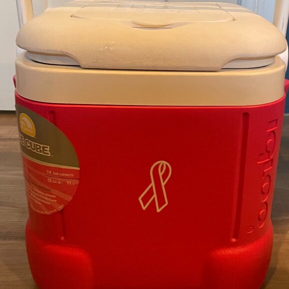 Igloo Ice Cube Breast Cancer Awareness Pink Cooler 14 Can 12 Qt. Capacity - Picture 1 of 4
